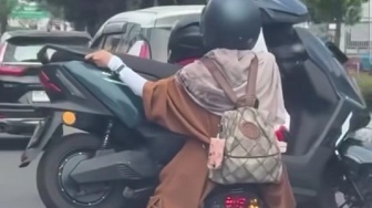 Aksi Viral Angkut Motor Listrik Sambil Boncengan, Polisi Makassar Buru Pengendara 'Sakti' Ini