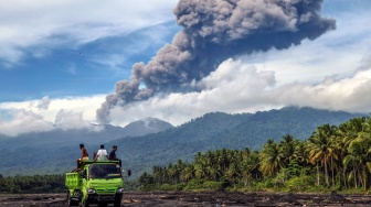 Status Waspada, Gunung Dukono Kembali Erupsi