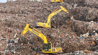 Sejumlah alat berat eskavator memindahkan sampah di Tempat Pembuangan Sampah Terpadu Bantargebang, Cikiwul, Bekasi, Jawa Barat, Senin (11/5/2026). [ANTARA FOTO/Darryl Ramadhan/wsj]