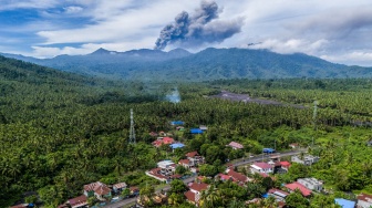 Foto udara Gunung Dukono mengeluarkan abu vulkanik terlihat dari Desa Mamuya, Kecamatan Galela, Kabupaten Halmahera Utara, Maluku Utara, Selasa (12/5/2026). [ANTARA FOTO/Andri Saputra/sgd]