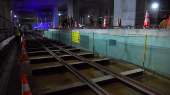 Pekerja menyelesaikan proyek pembangunan tunnel MRT Harmoni-Sawah Besar di Jakarta, Selasa (12/5/2026). [ANTARA FOTO/Indrianto Eko Suwarso/sgd]