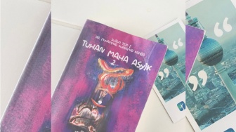 Tuhan Maha Asyik: Menggugat Cara Beragama yang Kaku dan Dangkal