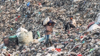 Sejumlah orang memulung barang bekas dari tumpukan sampah di Tempat Pembuangan Sampah Terpadu Bantargebang, Cikiwul, Bekasi, Jawa Barat, Senin (11/5/2026).  [ANTARA FOTO/Darryl Ramadhan/wsj]