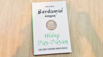 Berdamai dengan Hidup Pas-Pasan: Kritik Tajam atas Kapitalisme Modern