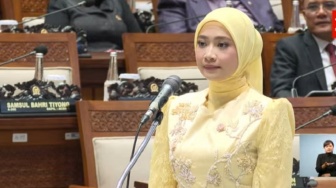 Ucapkan Sumpah, Adela Kanasya Resmi Duduki Kursi DPR yang Ditinggalkan Ayahnya Adies Kadir