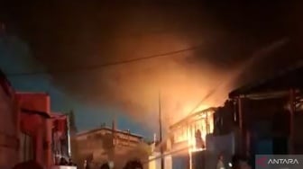 Asap Kebakaran Kalideres Diduga Mengandung Gas Beracun, Damkar Kerahkan Robot Pemadam