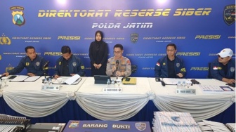 Polda Jatim Ringkus Komplotan Penjual OTP Bermodal 25 Ribu SIM Card yang Raup Rp1,2 Miliar