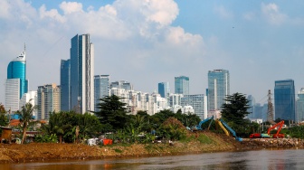 Suasana pemukiman penduduk dengan latar belakang gedung bertingkat di Jakarta, Selasa (12/5/2026). [Suara.com/Alfian Winanto]