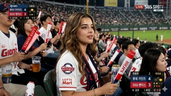 Prompt AI Edit Foto Ala Penonton Baseball KBO Korea yang Lagi Viral