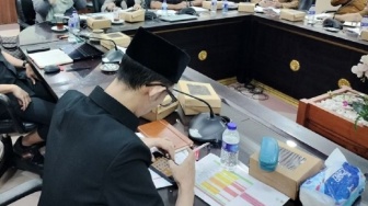 Main Game dan Merokok saat Rapat, Anggota DPRD Jember Achmad Syahri Disidang Etik Gerindra Jumat Ini
