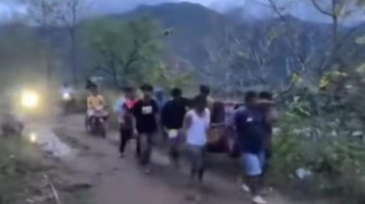 Terisolir dari Akses Kesehatan, Nasib Warga Pinrang Harus Berjuang di Jalan Rusak Demi Berobat