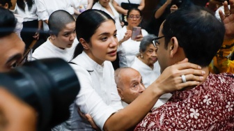 Terdakwa kasus dugaan korupsi pengadaan Chromebook dalam program digitalisasi pendidikan di Kemendikbudristek Nadiem Makarim memeluk istrinya Franka Franklin usai menjalani sidang lanjutan di Pengadilan Tipikor, Jakarta, Rabu (13/5/2026). [Suara.com/Alfian Winanto]