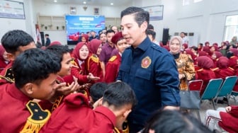 Tinjau Sekolah Rakyat, Ketum Karang Taruna Budisatrio Djiwandono Motivasi Siswa