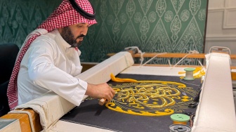 Melihat Penyulaman Kiswah Kabah di Kota Makkah