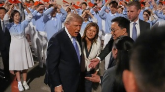 Senyum-senyum Donald Trump Tiba di Beijing Disambut Nyanyian 300 Remaja China