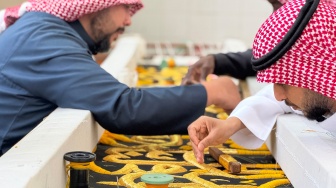 Pekerja menyulam kain kiswah dengan benang emas di King Abdulaziz Complex, Kota Makkah, Arab Saudi, Selasa (12/5/2026). [ANTARA FOTO/Citro Atmoko/app/kye]