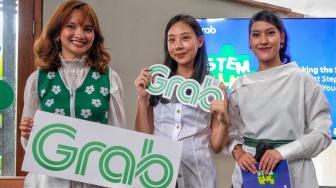 Sabrina Anggraini, Kreator Konten, Wirausaha (kiri), dan Alumni MIT bersama dengan Gabriella Kawilarang, Principal Product Manager, Grab Indonesia (tengah) saat berlangsungnya sesi talkshow pada acara STEM Talks yang mengusung tema “Cracking the STEM World: From First 
Steps to Finding Your Place” di Dia.Lo.Gue, Jakarta, (8/5/2026). [handout]