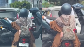 Bikin Melongo, Emak-Emak Ini Angkut Motor Listrik Sambil Dibonceng