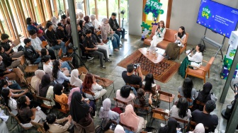 Sabrina Anggraini, Kreator Konten, Wirausaha (kiri), dan Alumni MIT bersama dengan Gabriella Kawilarang, Principal Product Manager, Grab Indonesia (tengah) saat berlangsungnya sesi talkshow pada acara STEM Talks yang mengusung tema “Cracking the STEM World: From First 
Steps to Finding Your Place” di Dia.Lo.Gue, Jakarta, (8/5/2026). [handout]