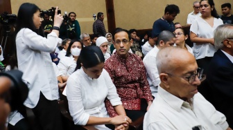Terdakwa kasus dugaan korupsi pengadaan Chromebook dalam program digitalisasi pendidikan di Kemendikbudristek Nadiem Makarim (tengah) saat akan menjalani sidang lanjutan di Pengadilan Tipikor, Jakarta, Rabu (13/5/2026). [Suara.com/Alfian Winanto]