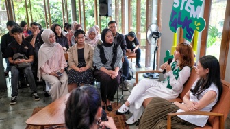 Sabrina Anggraini, Kreator Konten, Wirausaha (kiri), dan Alumni MIT bersama dengan Gabriella Kawilarang, Principal Product Manager, Grab Indonesia (tengah) saat berlangsungnya sesi talkshow pada acara STEM Talks yang mengusung tema “Cracking the STEM World: From First 
Steps to Finding Your Place” di Dia.Lo.Gue, Jakarta, (8/5/2026). [handout]
