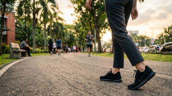 4 Sepatu Lari Hitam untuk Aktivitas Kerja dan Lari, Tetap Stylish Sepanjang Hari