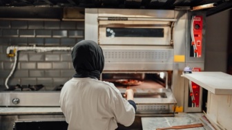 Sepasang Tangan dan Kaki dalam Shift Malam di Pabrik Roti