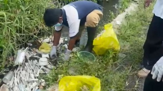 Dua Kantong Jarum Suntik Limbah B3 Ditemukan di Saluran Air Warga Malang
