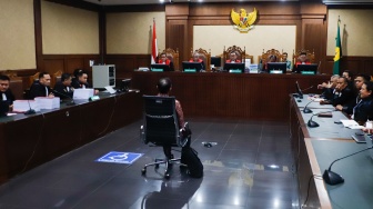 Terdakwa kasus dugaan korupsi pengadaan Chromebook dalam program digitalisasi pendidikan di Kemendikbudristek Nadiem Makarim (tengah) saat  menjalani sidang lanjutan di Pengadilan Tipikor, Jakarta, Rabu (13/5/2026). [Suara.com/Alfian Winanto]