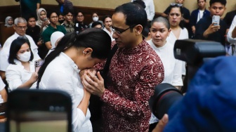 Dituntut 18 Tahun Penjara, Nadiem Makarim Peluk Erat Sang Istri