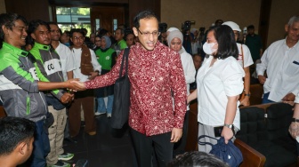 Terdakwa kasus dugaan korupsi pengadaan Chromebook dalam program digitalisasi pendidikan di Kemendikbudristek Nadiem Makarim (tengah) saat akan menjalani sidang lanjutan di Pengadilan Tipikor, Jakarta, Rabu (13/5/2026). [Suara.com/Alfian Winanto]