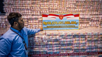 Petugas memasang tulisan jumlah nilai uang pada kegiatan penyerahan denda administratif dan lahan kawasan hutan di Kejaksaan Agung, Jakarta, Rabu (13/5/2026). [ANTARA FOTO/Bayu Pratama S/tom]