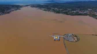 Foto udara kondisi air berwarna cokelat keruh di Teluk Kendari, Kota Kendari, Sulawesi Tenggara, Rabu (13/5/2026). [ANTARA FOTO/Andry Denisah/agr]