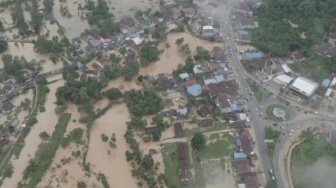 BPBD Kendari Bantu Bersihkan Sisa Lumpur Pascabanjir di Rumah Warga