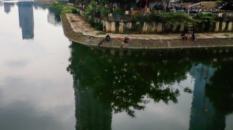 Warga beraktivitas di Waduk Melati, Jakarta, Kamis (14/5/2026). [Suara.com/Alfian Winanto]