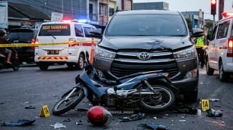 Dihantam Innova di Lampu Merah Pesing, Pemotor Supra Terpental hingga Tewas di Tempat