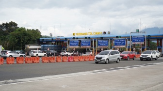 Warga Jabodetabek Kabur Liburan, Kendaraan Padati Jalan Tol