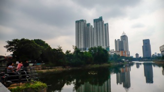 Warga beraktivitas di Waduk Melati, Jakarta, Kamis (14/5/2026). [Suara.com/Alfian Winanto]