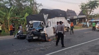 Detik-Detik Dramatis Evakuasi Sopir Pikap yang Terjepit dalam Kecelakaan Beruntun di Ngawi