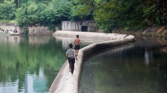 Warga beraktivitas di Waduk Melati, Jakarta, Kamis (14/5/2026). [Suara.com/Alfian Winanto]
