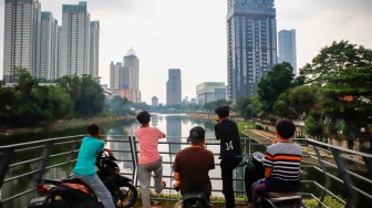 Warga beraktivitas di Waduk Melati, Jakarta, Kamis (14/5/2026). [Suara.com/Alfian Winanto]