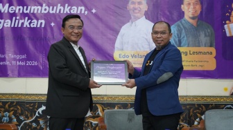 Wakil Pengasuh Gontor 5 Magelang  Imam Haryadi (kiri) menyerahkan cenderamata kepada Head of Sharia Partnership Business Bank Jago Agung Lesmana di sela-sela kegiatan literasi keuangan syariah, yang mengangkat tema “Skill & Habit Mengelola Harta yang Berkah” di Magelang, Senin (11/5/2026). [Handout]