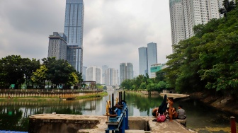 Warga beraktivitas di Waduk Melati, Jakarta, Kamis (14/5/2026). [Suara.com/Alfian Winanto]