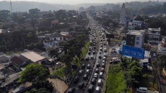 Foto udara kepadatan kendaraan di Jalan Raya Puncak, Gadog, Ciawi, Kabupaten Bogor, Jawa Barat, Kamis (14/5/2026). [ANTARA FOTO/Yulius Satria Wijaya/bar]