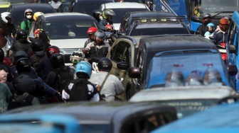Sejumlah kendaraan terjebak kemacetan di Jalan Raya Puncak, Gadog, Ciawi, Kabupaten Bogor, Jawa Barat, Kamis (14/5/2026). [ANTARA FOTO/Yulius Satria Wijaya/bar]