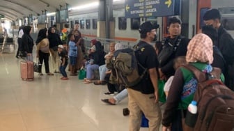 Libur Panjang Tiba: Puluhan Ribu Pelancong Serbu Stasiun Malang