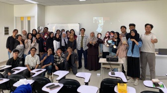 Perkuat Wawasan Industri, Sekolah Vokasi UNS Undang Mohammed Aden Suryana Jadi Dosen Tamu