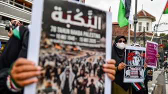 Massa dari Solidaritas Seni Untuk Palestina melakukan aksi di Jalan Asia Afrika, Bandung, Jawa Barat, Jumat (15/5/2026). [ANTARA FOTO/Raisan Al Farisi/foc]
