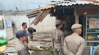 20 Tahun Duduki Fasum, 16 Lapak PKL di Samping Tol Dibongkar