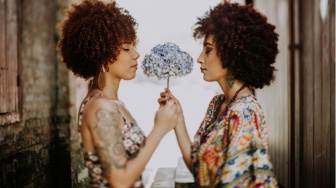 Self-Love vs People Pleasing: Dilema Perempuan di Persimpangan Jati Diri